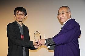 トロフィーを受け取る吉田大八監督「紙の月」