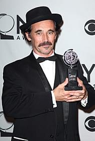 スピルバーグ監督作で主演に抜てきされた ベテランのマーク・ライアンス「チャーリーとチョコレート工場」