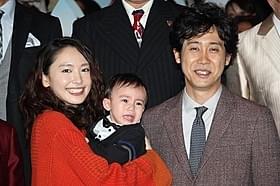 息子役を演じた赤ちゃんとの対面を果たした新垣結衣と大泉洋「トワイライト ささらさや」