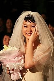 ウエディングドレス姿を披露した武井咲「クローバー」