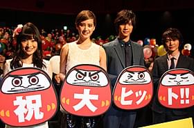 舞台挨拶に立った(左から)優希美青、 山崎紘菜、福士蒼汰、神木隆之介「神さまの言うとおり」