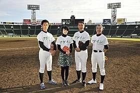 甲子園キャッチボールに参加した 工藤阿須加、波瑠、中井貴一、柳葉敏郎(左から)「アゲイン 28年目の甲子園」