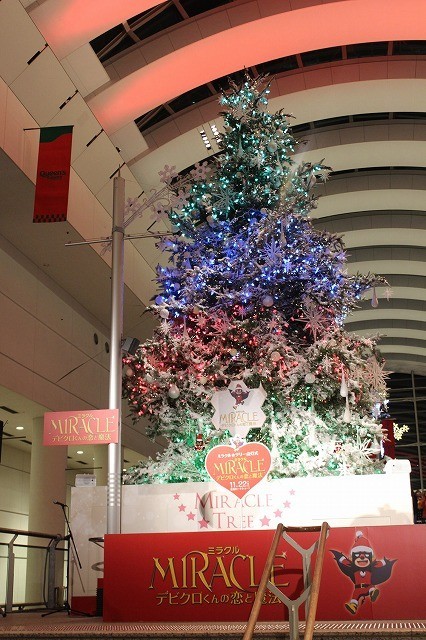 横浜みなとみらいに巨大クリスマスツリー、「MIRACLE デビクロくんの恋と魔法」とコラボ - 画像3