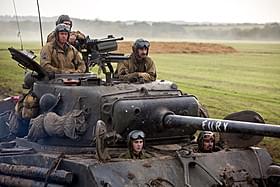 新兵ノーマン(ローガン・ラーマン)は 歴戦の戦車隊に配属されるが……「フューリー」