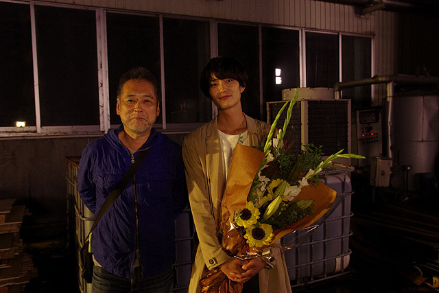 「ストレイヤーズ・クロニクル」クランクアップ時の 瀬々敬久監督（左）と岡田将生