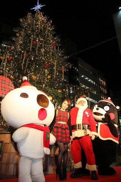 清川あさみ、パルコのクリスマスツリー点灯式にモンタクロースと登場！