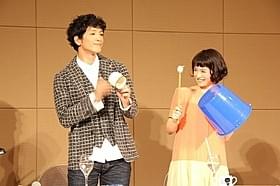 サプライズ演奏会を行った渡部豪太(左)と皆本麻帆