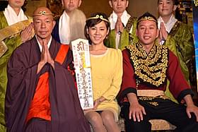 作品の大ヒットを願った高橋(中央)と 「バイきんぐ」の小峠英二(左)、西村瑞樹(右)「西遊記」