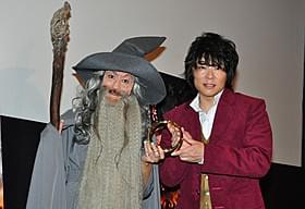 (左から)ガンダルフとビルボになりきったLiLiCoと森川智之「ホビット 決戦のゆくえ」