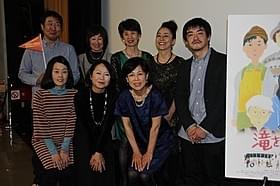 沖田修一監督(右端)と、 映画女優となった“おばちゃん”たち「滝を見にいく」