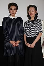 感謝でいっぱいの杉野希妃監督(右)と三津谷葉子「欲動」