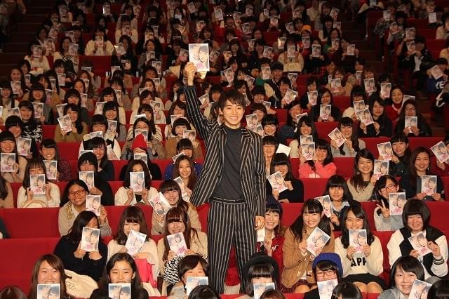 山崎賢人、ファン1400人とハイタッチ！ “壁ドン”ブームに歓喜