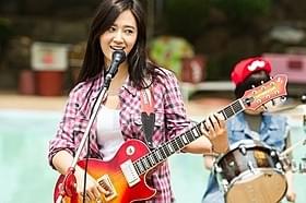 ソロ曲を披露するクォン・ユリ「君に泳げ!」