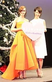 互いに大絶賛のリリー・コリンズ(左)と剛力彩芽「あと1センチの恋」