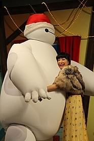 ベイマックスに抱きつく菅野美穂「ベイマックス」