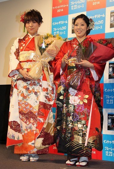 着物姿で登場した「日本エレキテル連合」の 中野聡子（右）と橋本小雪