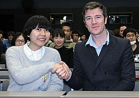 学生と触れ合ったバリー・ウォード「ジミー、野を駆ける伝説」