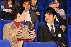 高円宮妃殿下と歓談する妻夫木聡「バンクーバーの朝日」