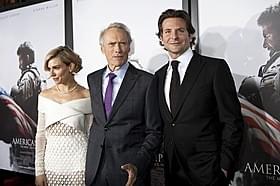 クリント・イーストウッド監督(中央)と ブラッドリー・クーパー、シエナ・ミラー「アメリカン・スナイパー」