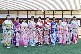 着物美女がずらり勢ぞろい「クローバー」