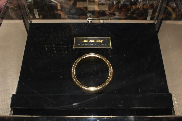 「ホビット」の指輪をガンダルフ＆ゴラムの等身大フィギュアとともに展示 - 画像5