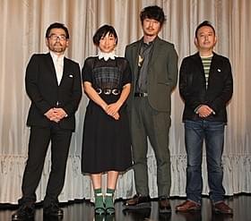 舞台挨拶に立った(左から)武正晴監督、安藤サクラ、新井浩文、足立紳「百円の恋」