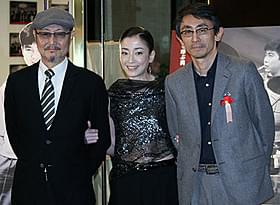 主演女優賞に輝いた宮沢りえ(中央)と 吉田大八監督、石橋蓮司「永遠の0」