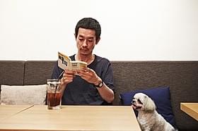 劇中で吉田健一氏の小説「時間」を読む加瀬亮「自由が丘で」