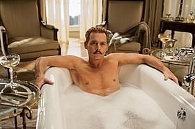 肉体美を披露したジョニー・デップ「チャーリー・モルデカイ 華麗なる名画の秘密」