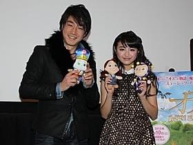 生歌を披露した津田英佑とモデルの香音「オズ」