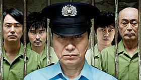 小日向文世が主演するオリジナルドラマ 「プリズン・オフィサー」がdビデオで配信「地雷を踏んだらサヨウナラ」