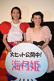 舞台挨拶に立った能年玲奈と篠原ともえ「海月姫」