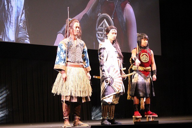 昔話の主人公に扮した桐谷健太、松田翔太、濱田岳（左から）