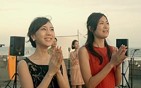 杉野希妃(左)と小篠恵奈がダブル主演した 三澤拓哉監督作「3泊4日、5時の鐘」「3泊4日、5時の鐘」