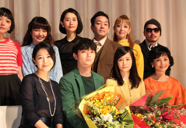 舞台挨拶に立った染谷将太（下段左から2人目）、 前田敦子、南果歩、イ・ウンウら
