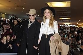 婚約者アンバー・ハードとともに来日したジョニー・デップ「チャーリー・モルデカイ 華麗なる名画の秘密」
