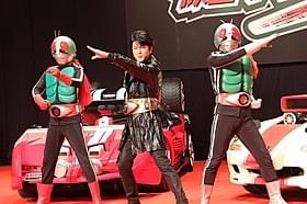 仮面ライダー3号を演じる及川光博(中央)「スーパーヒーロー大戦GP 仮面ライダー3号」