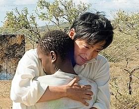 ケニアでひとりの日本人医師が“希望”のバトンをつなぐ「風に立つライオン」