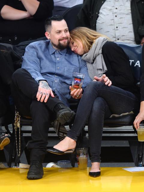 新婚キャメロン・ディアスとベンジー・マッデン、NBA観戦中にキス披露