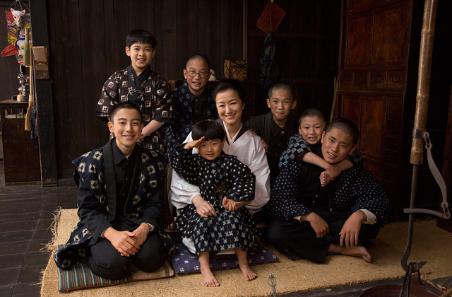 鈴木京香、もんぺ姿で7児の母を熱演！「おかあさんの木」映画化に主演