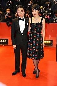 ベルリンのレッドカーペットに登場した 菊地凛子と染谷将太「天の茶助」