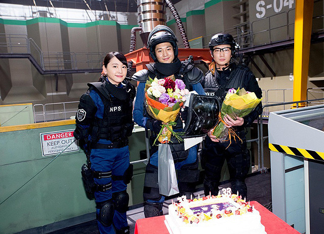 劇場版 S 最後の警官 撮影現場で向井理 綾野剛の誕生日を祝福 映画ニュース 映画 Com