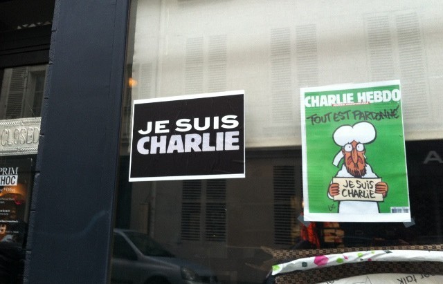 街の至るところに見られる 「Je suis Charlie」のスローガンとシャルリー・エブドの表紙