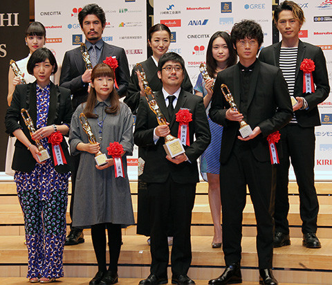 熊切和嘉監督（下段右から2人目）、 綾野剛、安藤サクラら受賞者たち