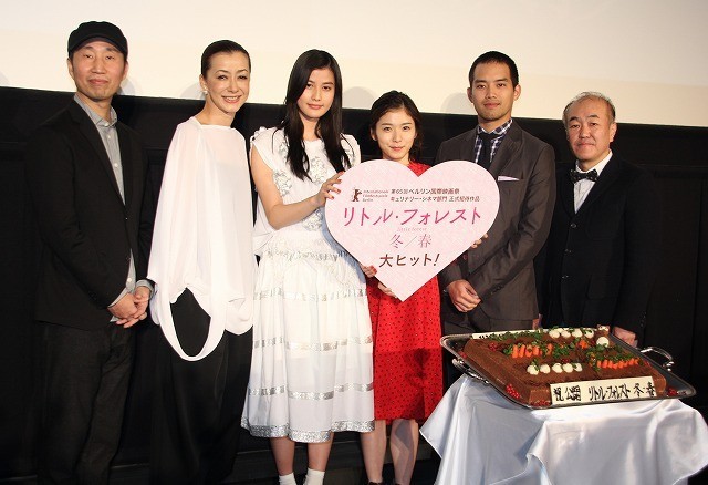 橋本愛、20歳を迎える松岡茉優をハグで祝福！