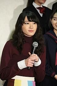 サプライズで国分寺第三中学校を 訪れて生徒たちを驚かせた新垣結衣「くちびるに歌を」
