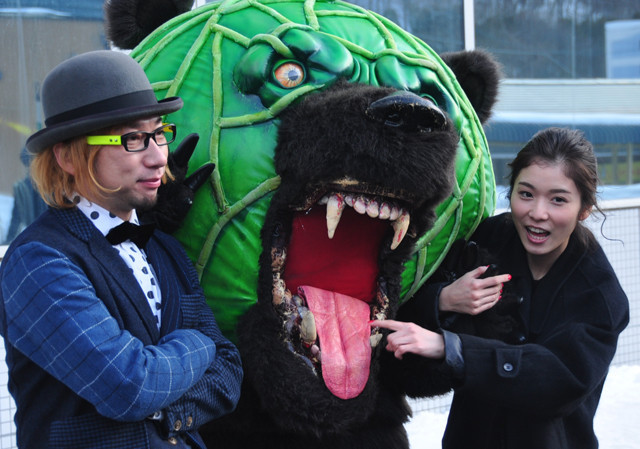 夕張到着の松岡茉優、メロン熊に「気持ち悪い（笑）」 市民は松田龍平に大歓声 - 画像2