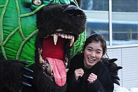 メロン熊の歓迎を受ける松岡茉優「ジヌよさらば かむろば村へ」