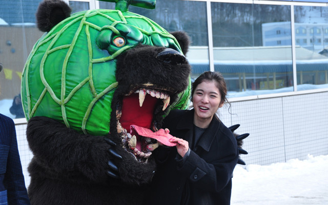 夕張到着の松岡茉優、メロン熊に「気持ち悪い（笑）」 市民は松田龍平に大歓声