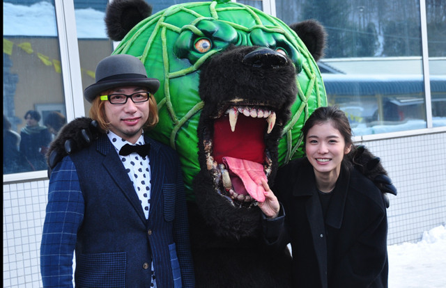 夕張到着の松岡茉優、メロン熊に「気持ち悪い（笑）」 市民は松田龍平に大歓声 - 画像6